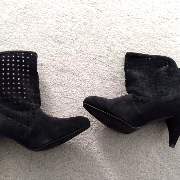 NWT Chinese Laundry black suede fringe booties w/star cutouts, Sz 9 - Picture 1 of 5